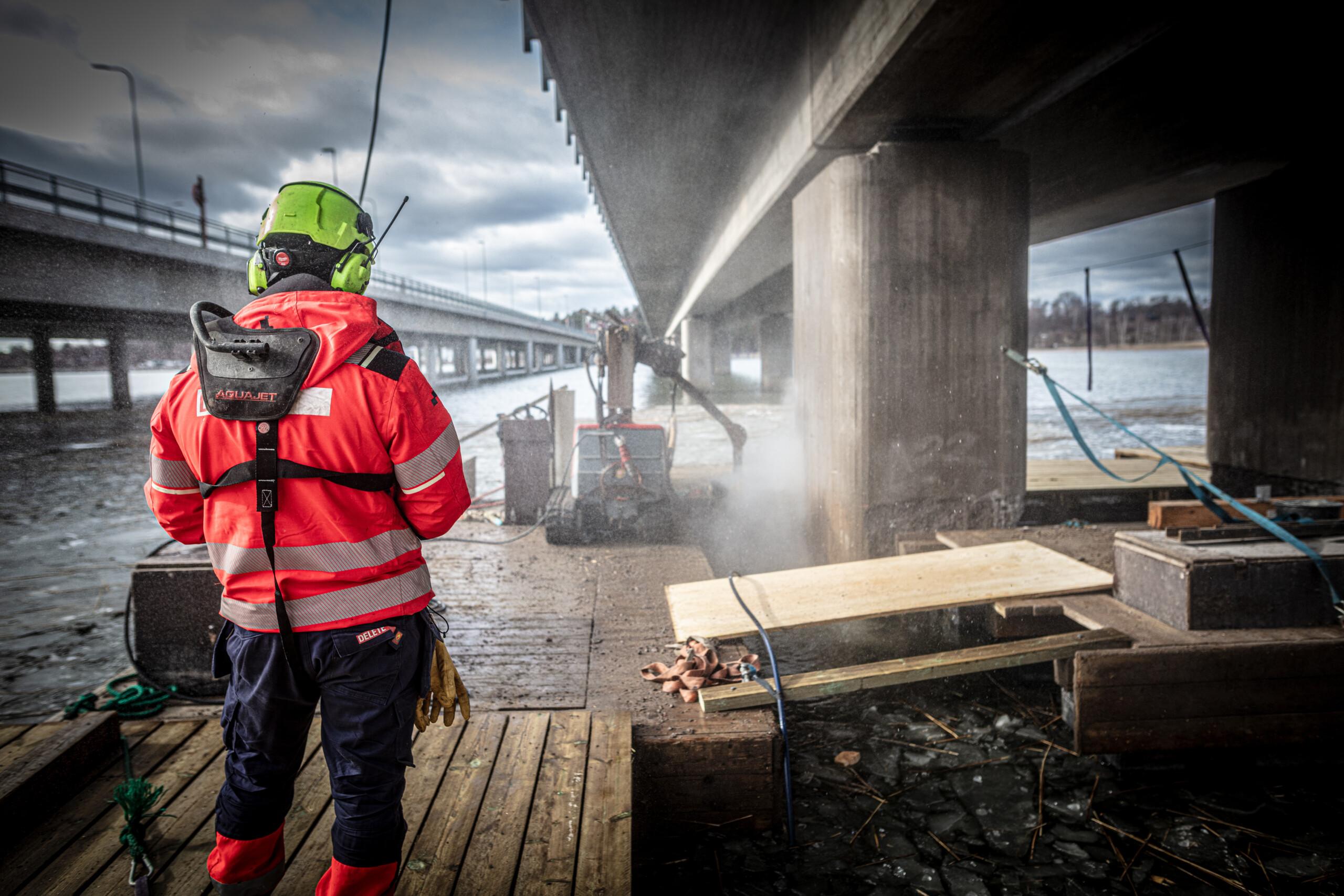 Sillan pilareiden vesipiikkaus robotilla