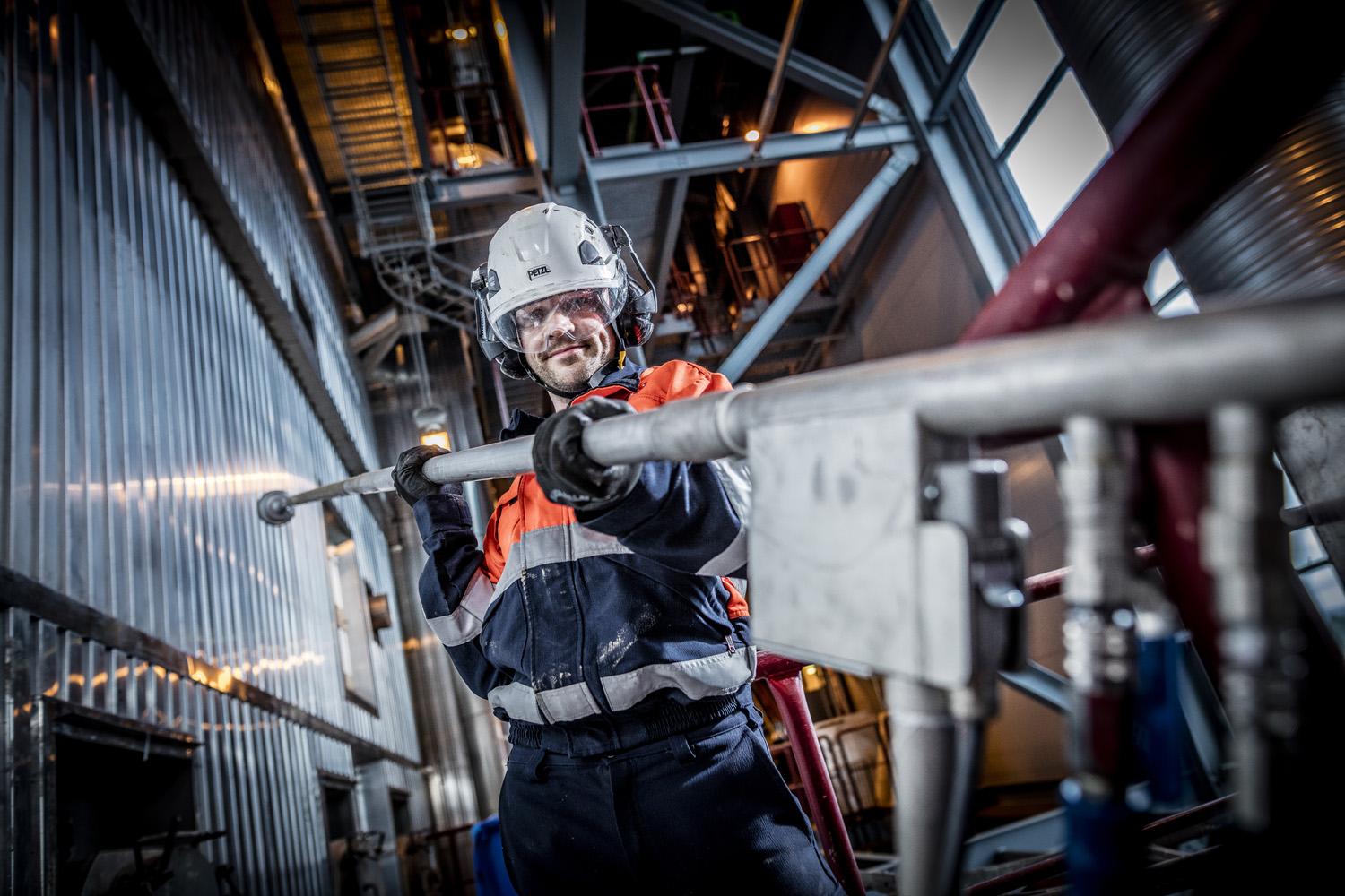 Deleten räjäytyspuhdistaja työssään teollisuuslaitoksessa