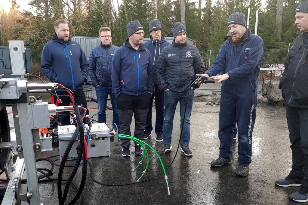 Deleten työntekijöitä tutustumassa uusiin teollisuuspuhdistuslaitteisiin.